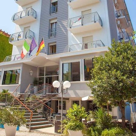 Hotel New Castle Чезенатико Экстерьер фото