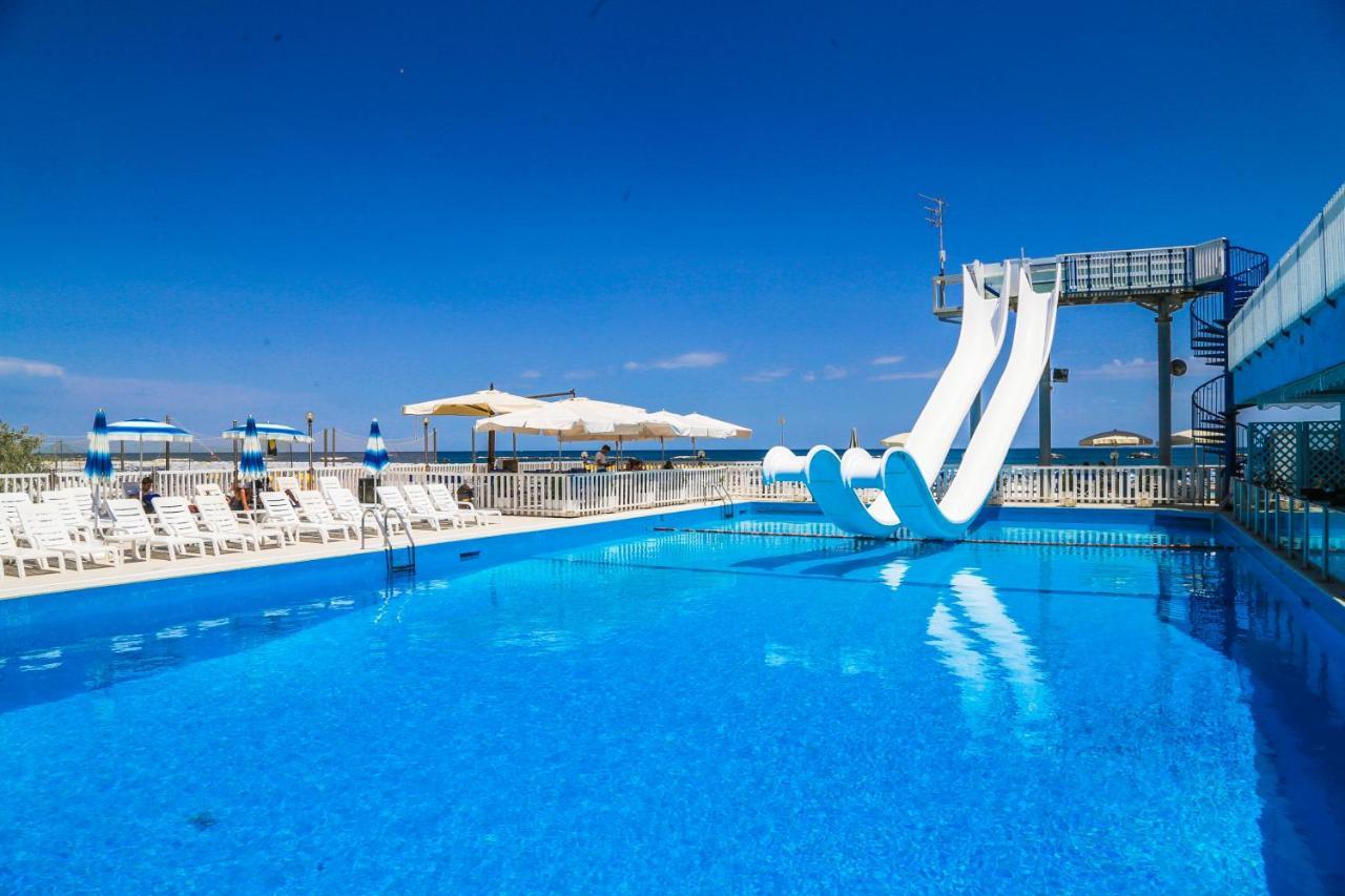 Hotel New Castle Чезенатико Экстерьер фото