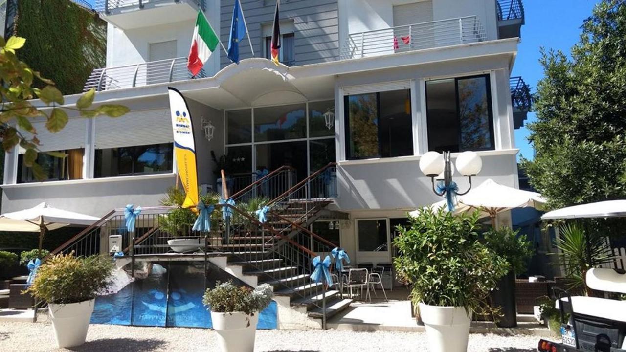 Hotel New Castle Чезенатико Экстерьер фото