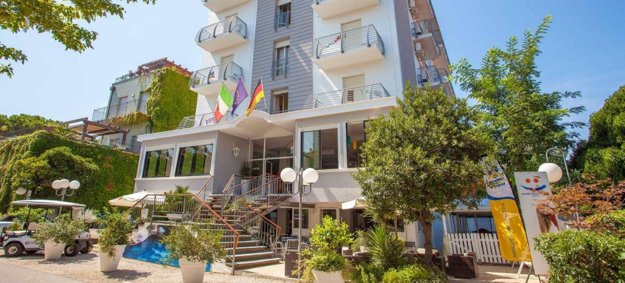 Hotel New Castle Чезенатико Экстерьер фото