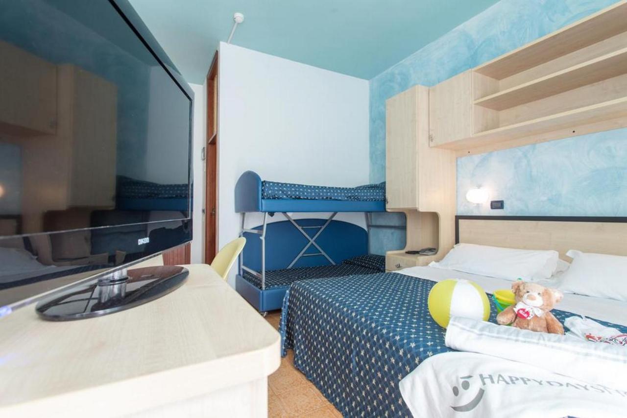Hotel New Castle Чезенатико Экстерьер фото