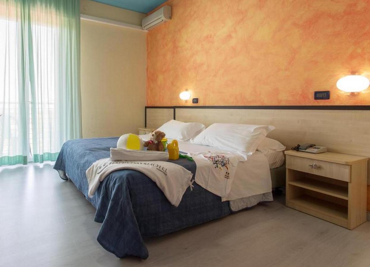 Hotel New Castle Чезенатико Экстерьер фото